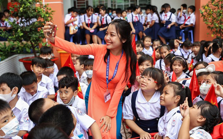 Cô trò trường Tiểu học Đinh Tiên Hoàng, TP. Thủ Đức, trong ngày khai giảng năm học mới