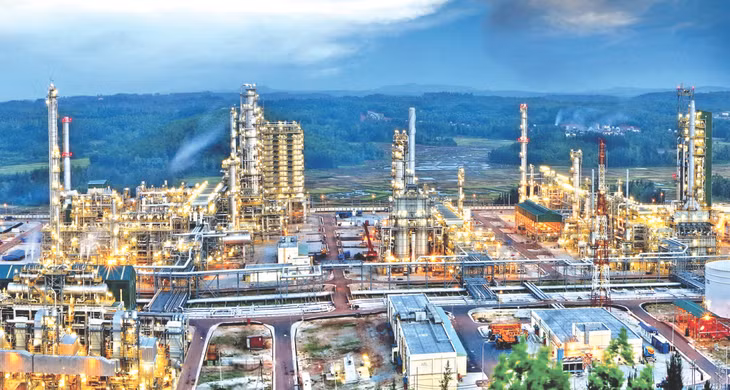 Nhà máy Lọc dầu Dung Quất được vận hành thương mại từ năm 2010