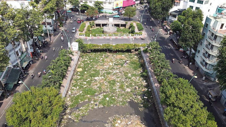 Rác, lục bình ngập đoạn cuối kênh Nhiêu Lộc, qua quận Tân Bình, TP.HCM