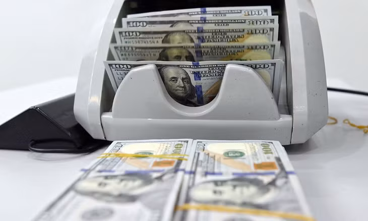 Giá USD tự do lên mức kỷ lục 25.700 đồng