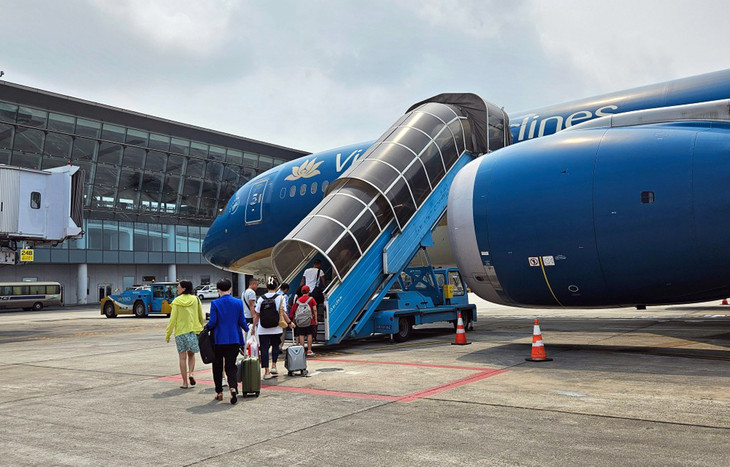 Giá vé máy bay đi TP.HCM &quot;hạ nhiệt&quot; trong đợt thấp điểm