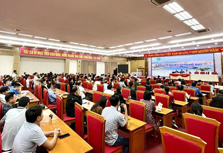 Khách hàng tham gia đấu giá 36 lô đất tại Quảng Trị