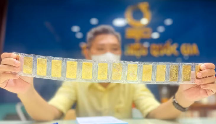 Giao dịch vàng miếng tại cửa hàng SJC