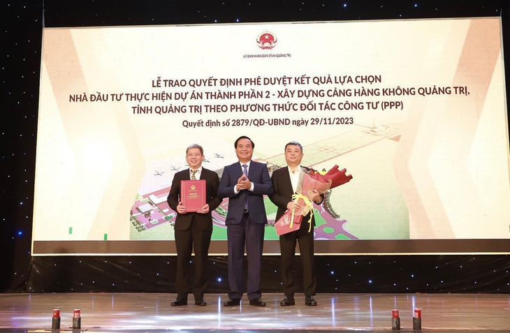 Ông Võ Văn Hưng, Chủ tịch UBND tỉnh Quảng Trị (ở giữa) trao Quyết định phê duyệt kết quả lựa chọn nhà đầu tư và Giấy chứng nhận đăng ký kinh doanh của doanh nghiệp dự án PPP cho Liên danh nhà đầu tư Công ty TNHH Đầu tư và Phát triển hạ tầng giao thông T&T (thành viên Tập đoàn T&T Group) và Công ty CP Tập đoàn CIENCO4 Ông Võ Văn Hưng, Chủ tịch UBND tỉnh Quảng Trị (ở giữa) trao Quyết định phê duyệt kết quả lựa chọn nhà đầu tư và Giấy chứng nhận đăng ký kinh doanh của doanh nghiệp dự án PPP cho Liên danh nhà đầu tư Công ty TNHH Đầu tư và Phát triển hạ tầng giao thông T&T (thành viên Tập đoàn T&T Group) và Công ty CP Tập đoàn CIENCO4