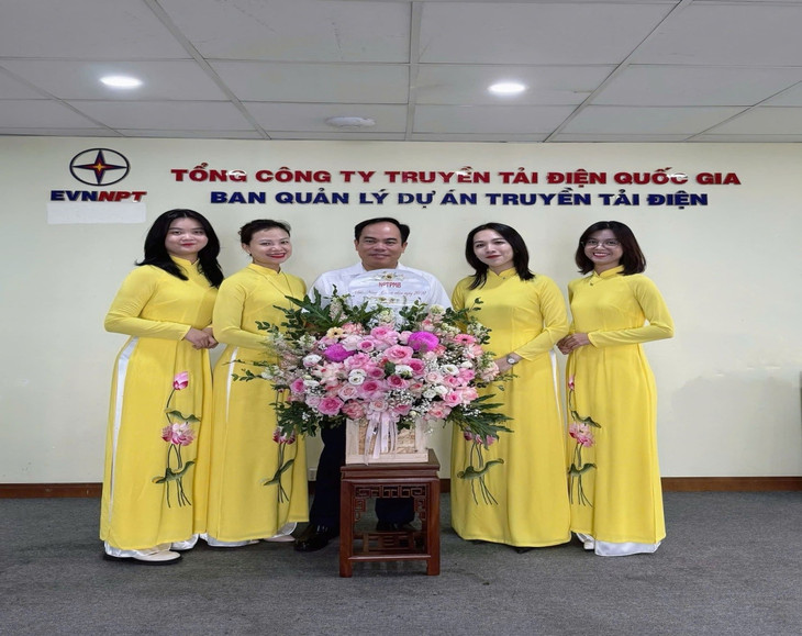 Nữ công phòng Tổng hợp chụp ảnh lưu niệm cùng Trưởng phòng TH - Lê Hồng Khoái