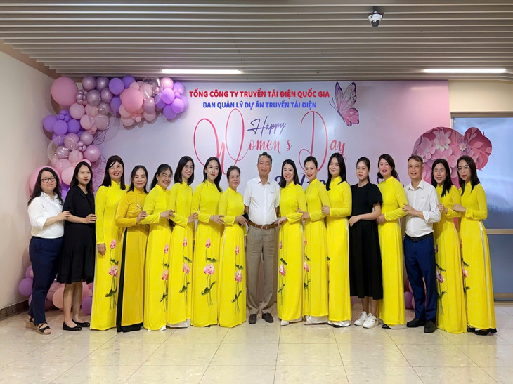 Nữ công NPTPMB chụp ảnh lưu niệm cùng Giám đốc NPTPMB Trần Thế Hùng và Trưởng phòng Kế hoạch Phạm Chí Sỹ