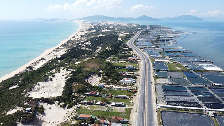 Đoạn đường ven biển chạy qua Khu kinh tế Vân Phong Đoạn đường ven biển chạy qua Khu kinh tế Vân Phong