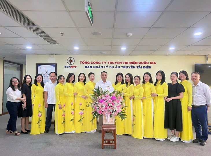 Ông Trần Thế Hùng – Bí thư Đảng ủy, Giám đốc NPTPMB chúc mừng chị em phụ nữ NPTPMB