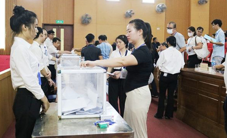 Khách hàng bỏ phiếu tại phiên đấu giá 54 thửa đất tại huyện Quốc Oai Khách hàng bỏ phiếu tại phiên đấu giá 54 thửa đất tại huyện Quốc Oai