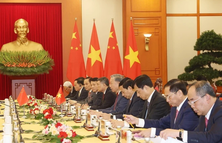 Tổng Bí thư, Chủ tịch nước Tô Lâm và đoàn Việt Nam tại cuộc tiếp Thủ tướng Trung Quốc Lý Cường. Ảnh: TTXVN