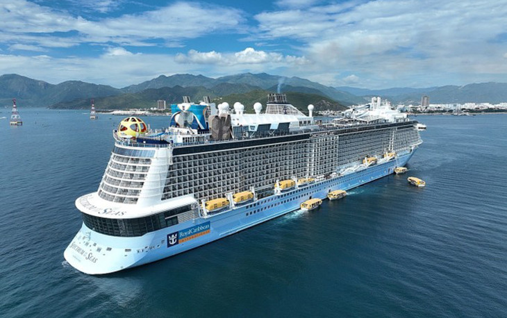 Du thuyền chở khách quốc tế vào vịnh Nha Trang Du thuyền chở khách quốc tế vào vịnh Nha Trang