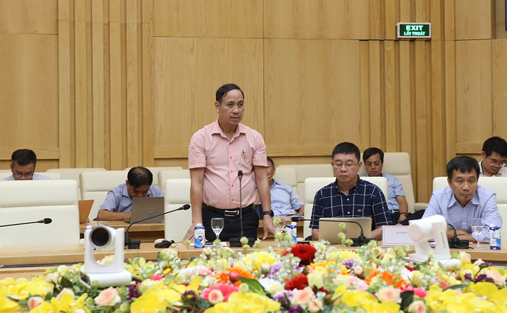 Phó Tổng giám đốc EVNNPT Bùi Văn Kiên báo cáo tại cuộc họp
