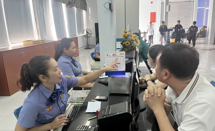 Hành khách mua vé tàu Tết tại quầy bán vé Ga Sài Gòn Hành khách mua vé tàu Tết tại quầy bán vé Ga Sài Gòn