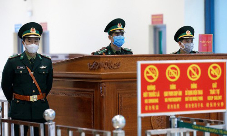 Lực lượng an ninh tại cửa khẩu Hữu Nghị đang chờ làm thủ tục xuất cảnh cho người dân