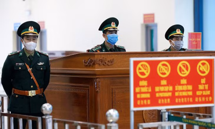 Lực lượng an ninh tại cửa khẩu Hữu Nghị đang chờ làm thủ tục xuất cảnh cho người dân