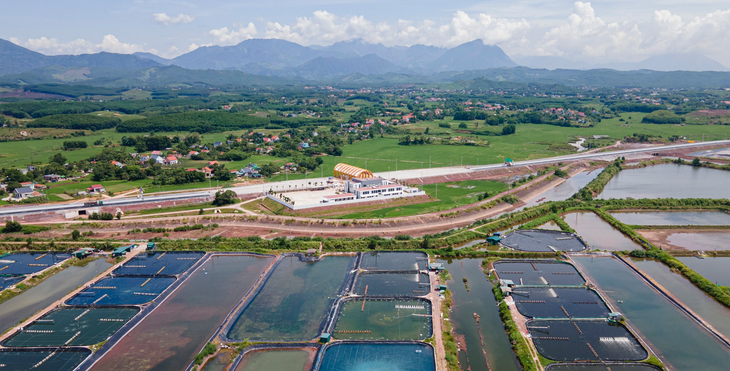 Trạm thu phí Tiên Yên cùng nhà điều hành cơ bản đã hoàn thiện, đây cũng là trạm thu phí lớn nhất trên toàn tuyến.