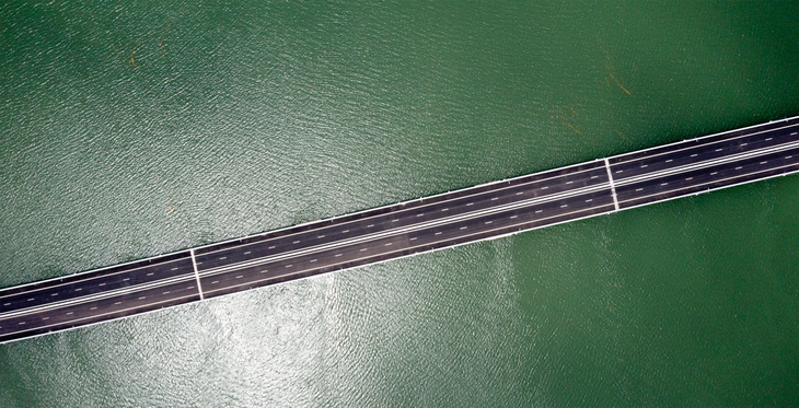 Cầu Vân Tiên cũng là cây cầu vượt biển dài nhất tỉnh Quảng Ninh với chiều dài 1.515m.