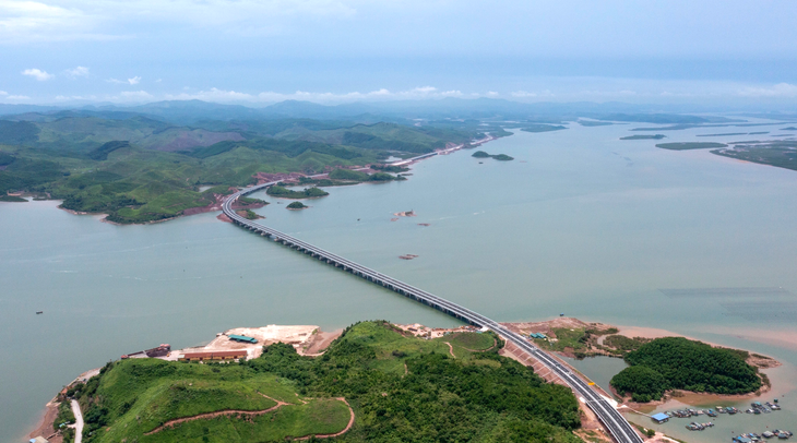 Cao tốc Vân Đồn - Móng Cái là một trong những cao tốc sở hữu nhiều cây cầu vượt biển, vượt sông suối với 32 cây cầu trên tuyến chính với tổng chiều dài là hơn 7,9km (chiếm 10% tổng chiều dài tuyến). Trong ảnh là cầu Vân Tiên nằm trong gói dự án 16km sử dụng vốn ngân sách nhà nước.