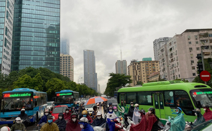 Tình trạng ùn tắc kéo dài diễn ra từ nút giao ngã tư Trung Kính - Mạc Thái Tổ, kéo dài qua ngã tư Dương Đình Nghệ và tới hết đường Trần Thái Tông