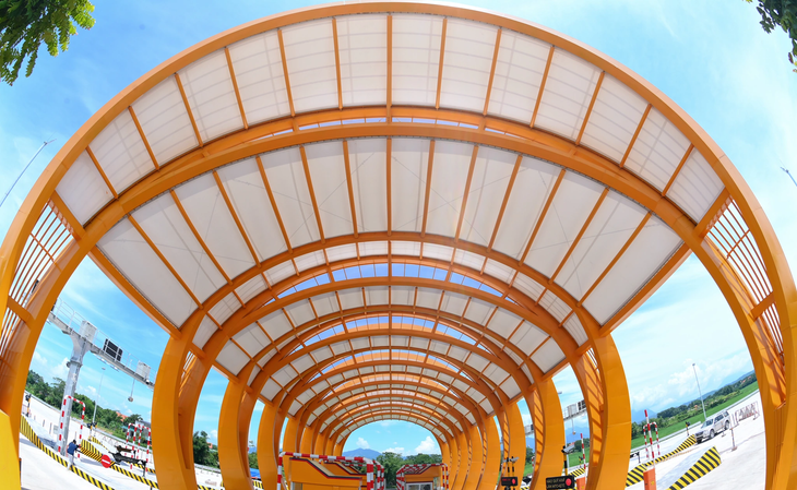 Trên tuyến bố trí tại 4 vị trí ra vào cao tốc, cụ thể: Trên tuyến chính: Tại Km112+900 (trạm thu phí đầu tuyến) và Km146+500 (trạm thu phí cuối tuyến); Trên tuyến nhánh: Tại nút giao Đầm Hà tại Km122+400 và nút giao Hải Hà tại Km143+350.