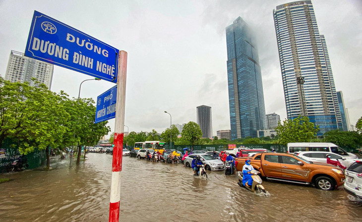 Khu vực đường Dương Đình Nghệ (đoạn giao cắt đường Nguyễn Chánh), mặt đường cũng ngập sâu khoảng 0,3-0,6m nước
