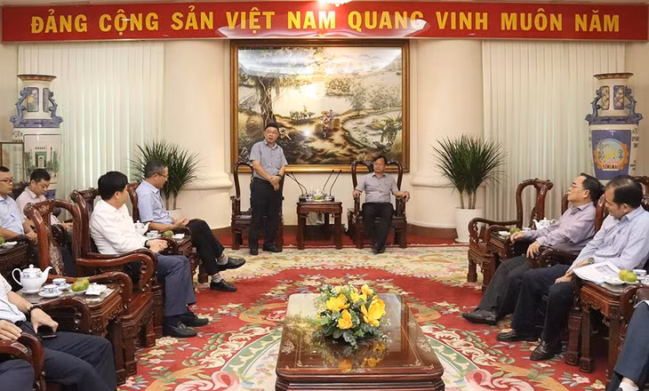 Tổng giám đốc EVNNPT Phạm Lê Phú nêu các kiến nghị tại buổi làm việc