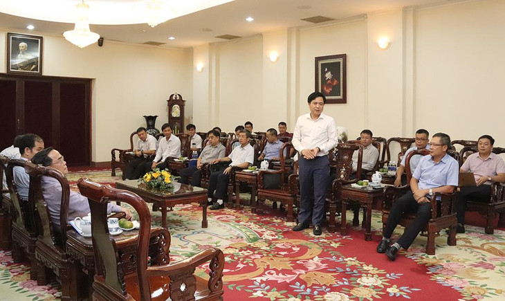 Phó Tổng giám đốc EVNNPT Trương Hữu Thành nêu các kiến nghị tại buổi làm việc