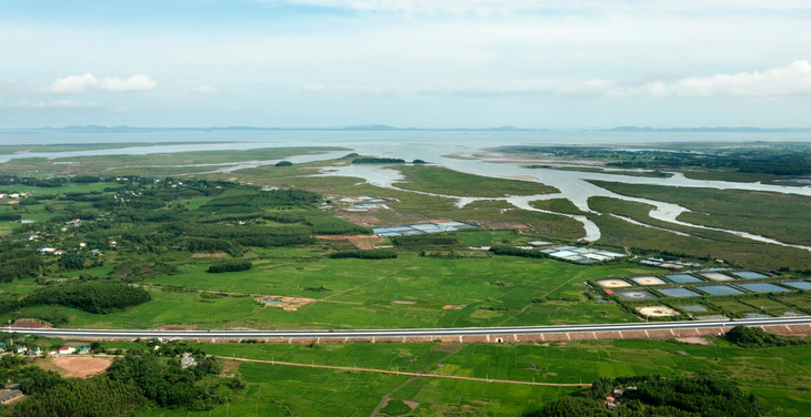 Đoạn cao tốc đi qua cánh đồng lúa và các ruộng nuôi trồng thủy, hải sản thuộc địa phận xã Hải Yên (TP Móng Cái).