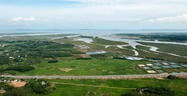 Đoạn cao tốc đi qua cánh đồng lúa và các ruộng nuôi trồng thủy, hải sản thuộc địa phận xã Hải Yên (TP Móng Cái).