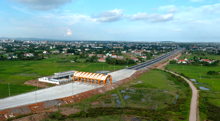 Trạm thu phí Móng Cái nằm ở cuối tuyến, phía xa là trung tâm TP Móng Cái.