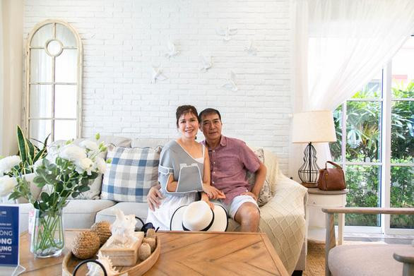 Ông Tất Thành (áo hồng bên trái) có ý định kinh doanh lưu trú và mở thêm cơ sở tiệm bánh của gia đình tại Boutique shoptel