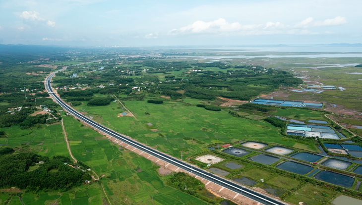 Cao tốc Vân Đồn - Móng Cái có tổng chiều dài khoảng 80km, là chặng cuối của tuyến cao tốc liên tỉnh Hải Phòng - Quảng Ninh (CT.06) từ cầu Bạch Đằng đến TP Móng Cái, có chiều dài khoảng 175km. Đoạn cao tốc Vân Đồn - Móng Cái gồm 2 dự án: Tuyến Vân Đồn - Tiên Yên dài hơn 16km sử dụng vốn ngân sách nhà nước; Tuyến Tiên Yên - Móng Cái có chiều dài 63km được đầu tư theo hình thức BOT (đầu tư - khai thác - chuyển giao) do Công ty TNHH Đầu tư và phát triển hạ tầng Vân Đồn là chủ đầu tư.