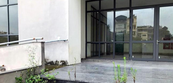 Nhiều hạng mục của khu nhà tái định cư tại phường Trần Phú, quận Hoàng Mai không được sử dụng lâu ngày đã bị hư hỏng. Ảnh: Báo Tiền phong