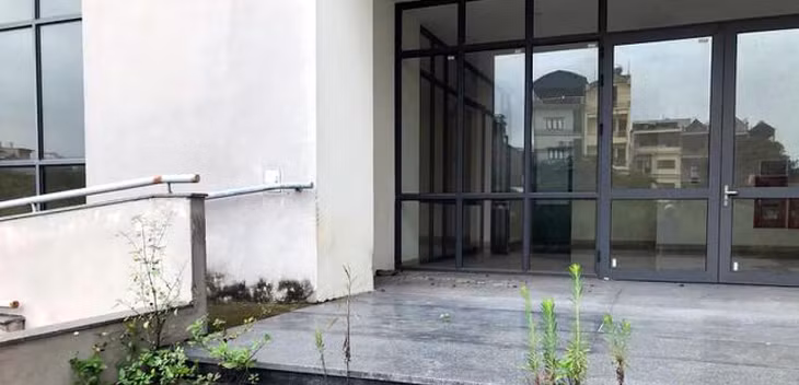 Nhiều hạng mục của khu nhà tái định cư tại phường Trần Phú, quận Hoàng Mai không được sử dụng lâu ngày đã bị hư hỏng. Ảnh: Báo Tiền phong