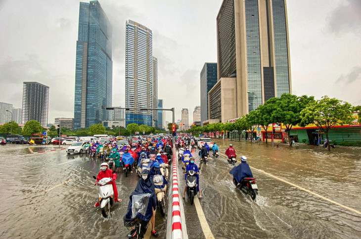 Giao thông di chuyển cả hai chiều đường (đoạn qua tòa nhà Keangnam) đều khó khăn