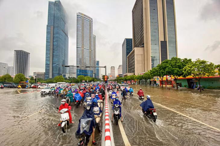 Giao thông di chuyển cả hai chiều đường (đoạn qua tòa nhà Keangnam) đều khó khăn