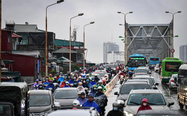 Ở những đoạn không ngập nước, giao thông sáng nay tại nhiều cung đường ở Hà Nội cũng bị ảnh hưởng... Ghi nhận đến 10h sáng nay, nhiều tuyến đường trung tâm vẫn còn tình trạng ùn ứ