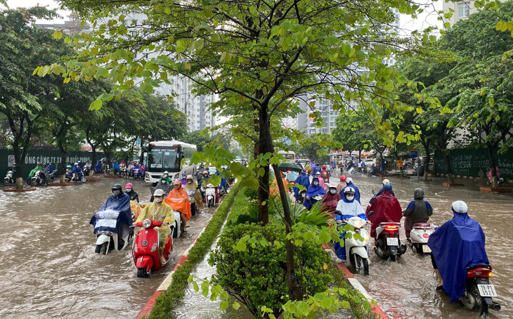 Đoạn đường Trần Thái Tông (đoạn qua nút giao Tôn Thất Thuyết) ngập sâu cả hai bên đường. Điểm sâu nhất khoảng 0,5m, các phương tiện di chuyển khó khăn