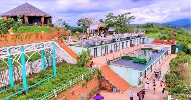 Những khối bê tông dựng lên quanh hồ Tà Đùng