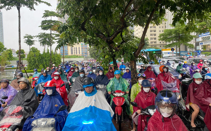 Hàng nghìn phương tiện xe máy leo lên vỉa hè để tìm đường thoát