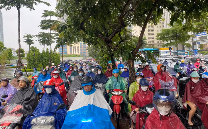 Hàng nghìn phương tiện xe máy leo lên vỉa hè để tìm đường thoát