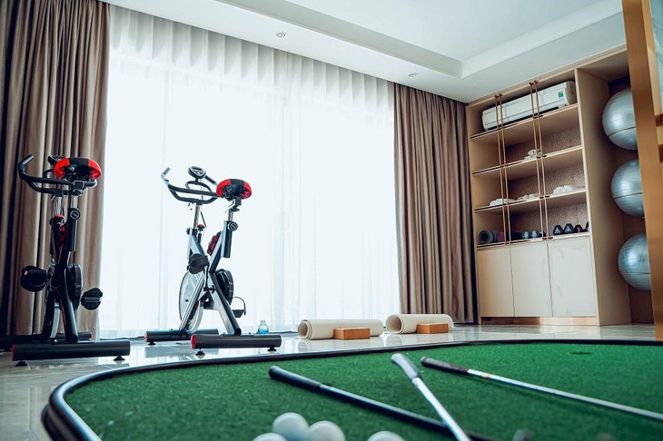 Không gian sống có thể tích hợp nhiều tiện nghi, hiện đại thường được người trẻ ưu tiên hàng đầu khi chọn lựa. (Ảnh: Thiết kế không gian mở của shophouse giúp gia chủ thuận lợi khi bố trí khu vực thể thao tại gia.)