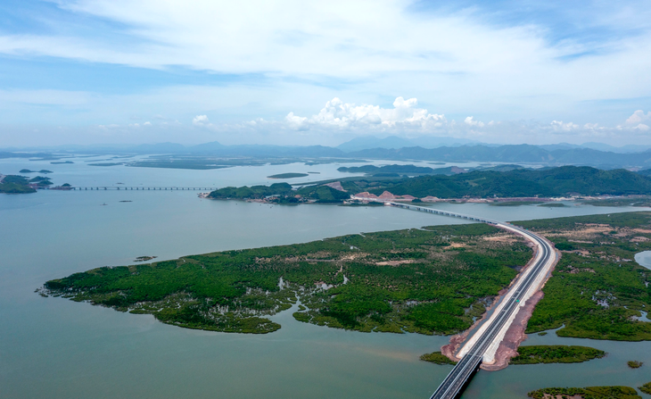 Dự án Vân Đồn - Tiên Yên có 7 cầu, tổng chiều dài 3.812m. Trong ảnh, cầu Vân Tiên (ở phía xa) nối Vân Đồn sang nút giao Mũi Chùa, tiếp tục bắc qua biển sang Đầm Hà và kết nối với Tiên Yên.