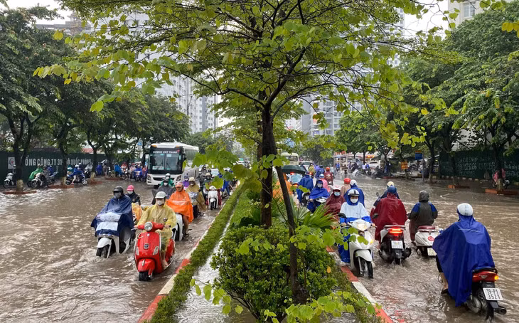 Đoạn đường Trần Thái Tông (đoạn qua nút giao Tôn Thất Thuyết) ngập sâu cả hai bên đường. Điểm sâu nhất khoảng 0,5m, các phương tiện di chuyển khó khăn