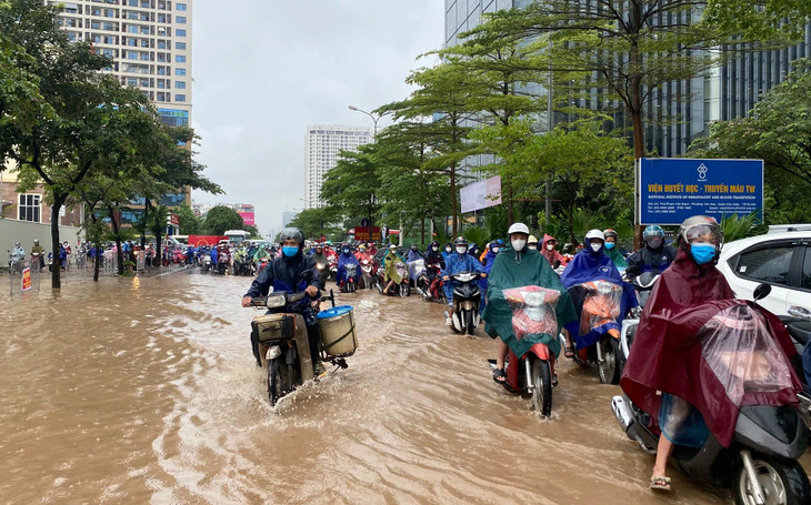 Do ảnh hưởng của hoàn lưu cơn bão số 2, mưa lớn kéo dài suốt đêm qua tới sáng nay tại Hà Nội đã làm nhiều tuyến phố ngập sâu trong nước