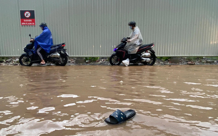 Một số lái xe lựa chọn phương án men theo đường vỉa hè để vượt qua chỗ nước sâu