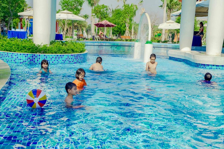 Với những thế hệ mầm non tương lai, bên cạnh việc được học tập tại hệ thống trường học liên cấp chuẩn quốc tế, các em còn được phát triển hệ vận động và khả năng sáng tạo thông qua chuỗi các tiện ích tích hợp như: hồ bơi, khu trò chơi trên cát, leo núi nhân tạo,…