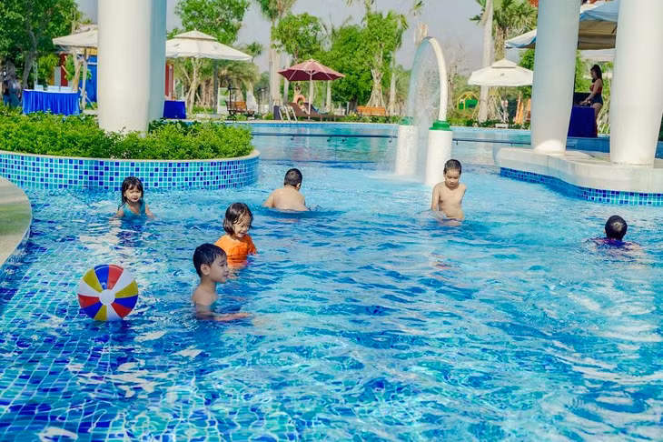 Với những thế hệ mầm non tương lai, bên cạnh việc được học tập tại hệ thống trường học liên cấp chuẩn quốc tế, các em còn được phát triển hệ vận động và khả năng sáng tạo thông qua chuỗi các tiện ích tích hợp như: hồ bơi, khu trò chơi trên cát, leo núi nhân tạo,…