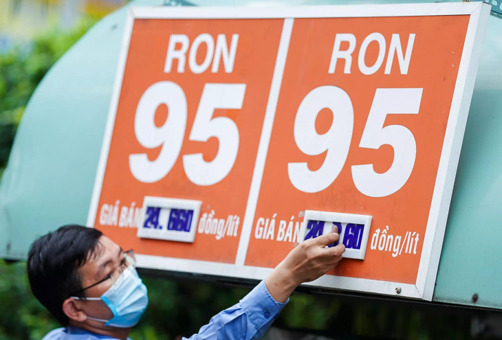 Từ 15h ngày 11/8, mỗi lít xăng giảm thêm hơn 900 đồng