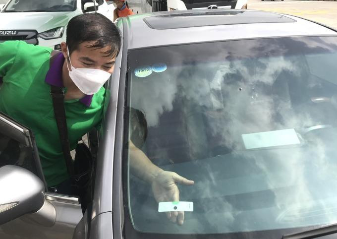 Xe dán thẻ eTag trên cao tốc Hà Nội - Hải Phòng Xe dán thẻ eTag trên cao tốc Hà Nội - Hải Phòng